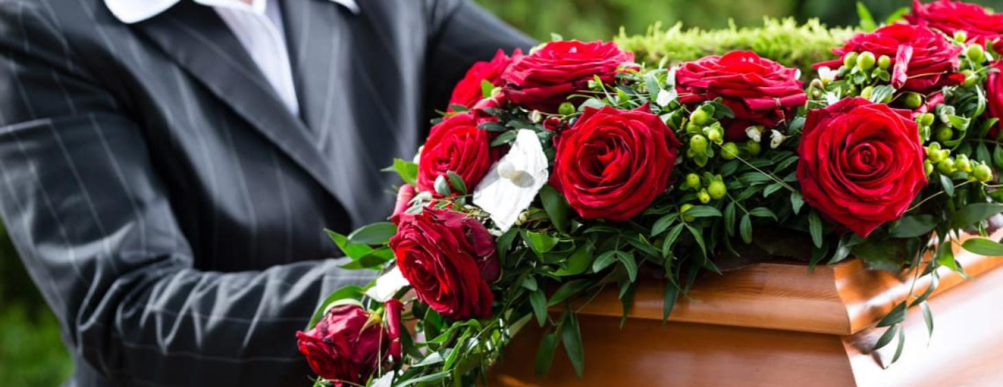 Blommor och kistdekorationer till en begravning