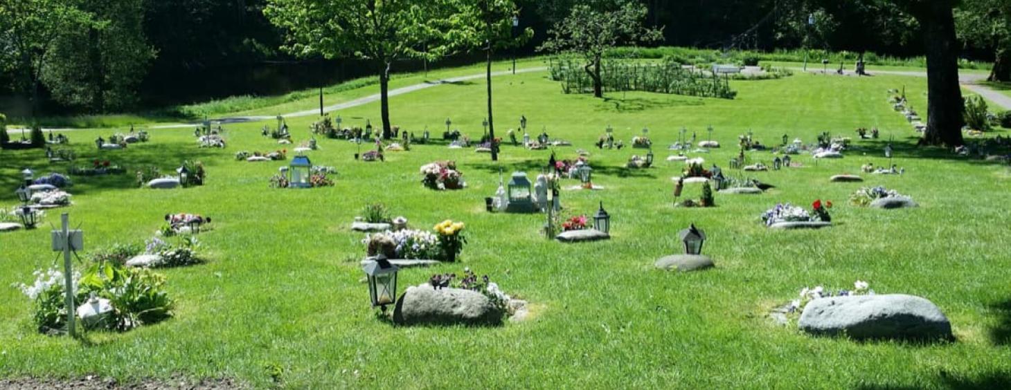 Gravstenar på en kyrkogård i olika storlekar, material och former